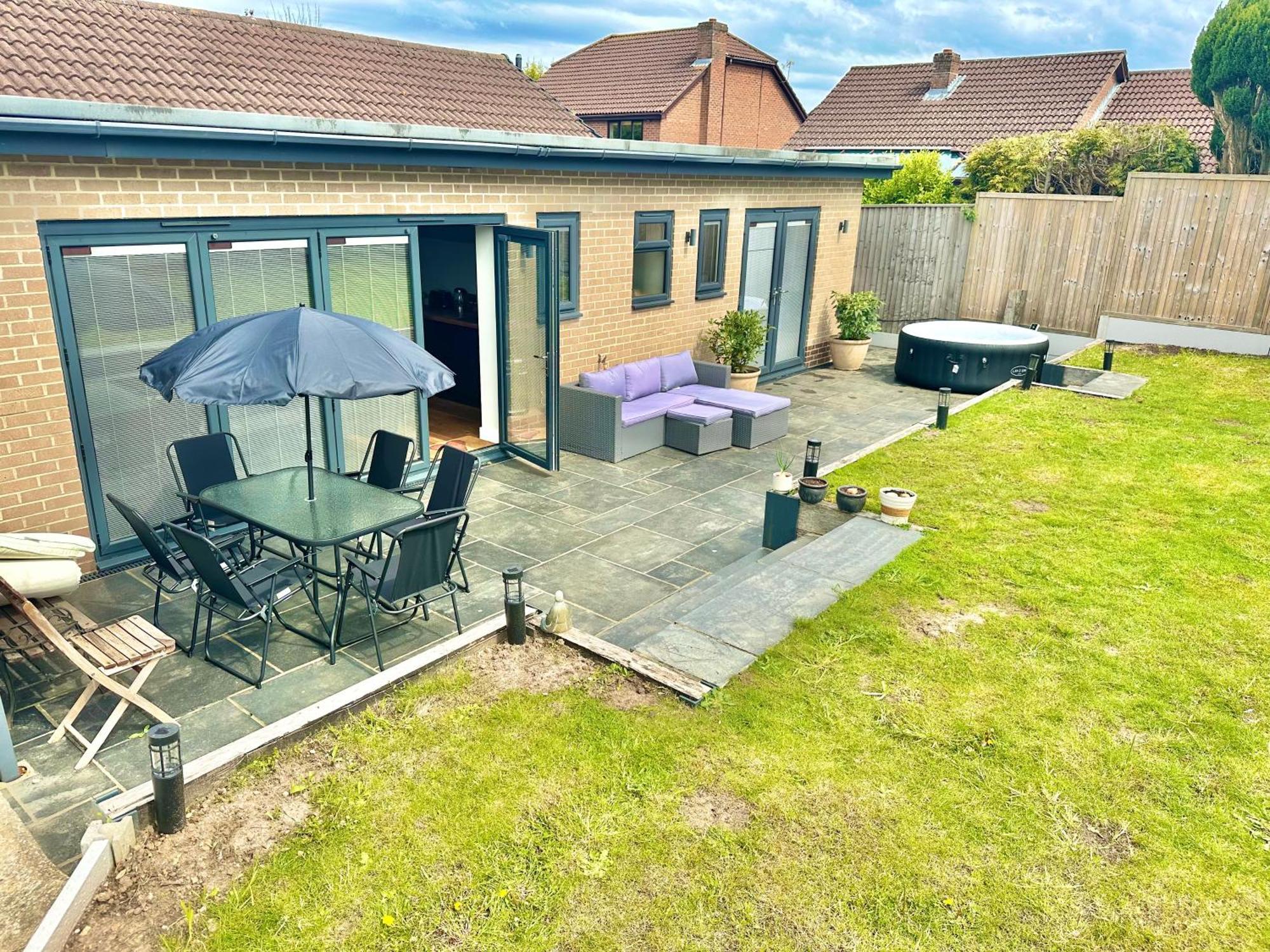 Holiday home Spacious Modern With Garden, Hot Tub, Gas Bbq And Sky Sports!