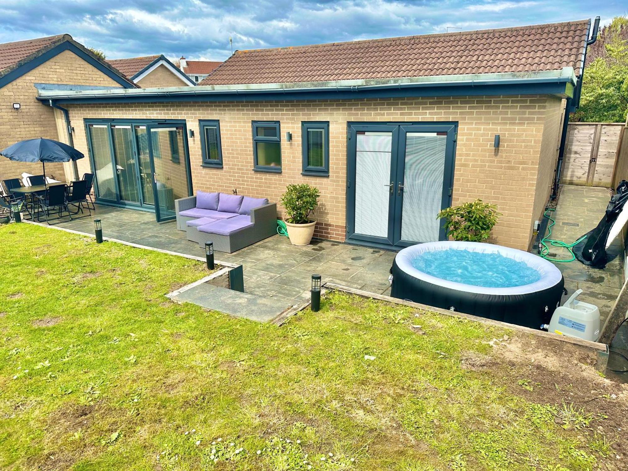 Spacious Modern With Garden, Hot Tub, Gas Bbq And Sky Sports! Holiday home