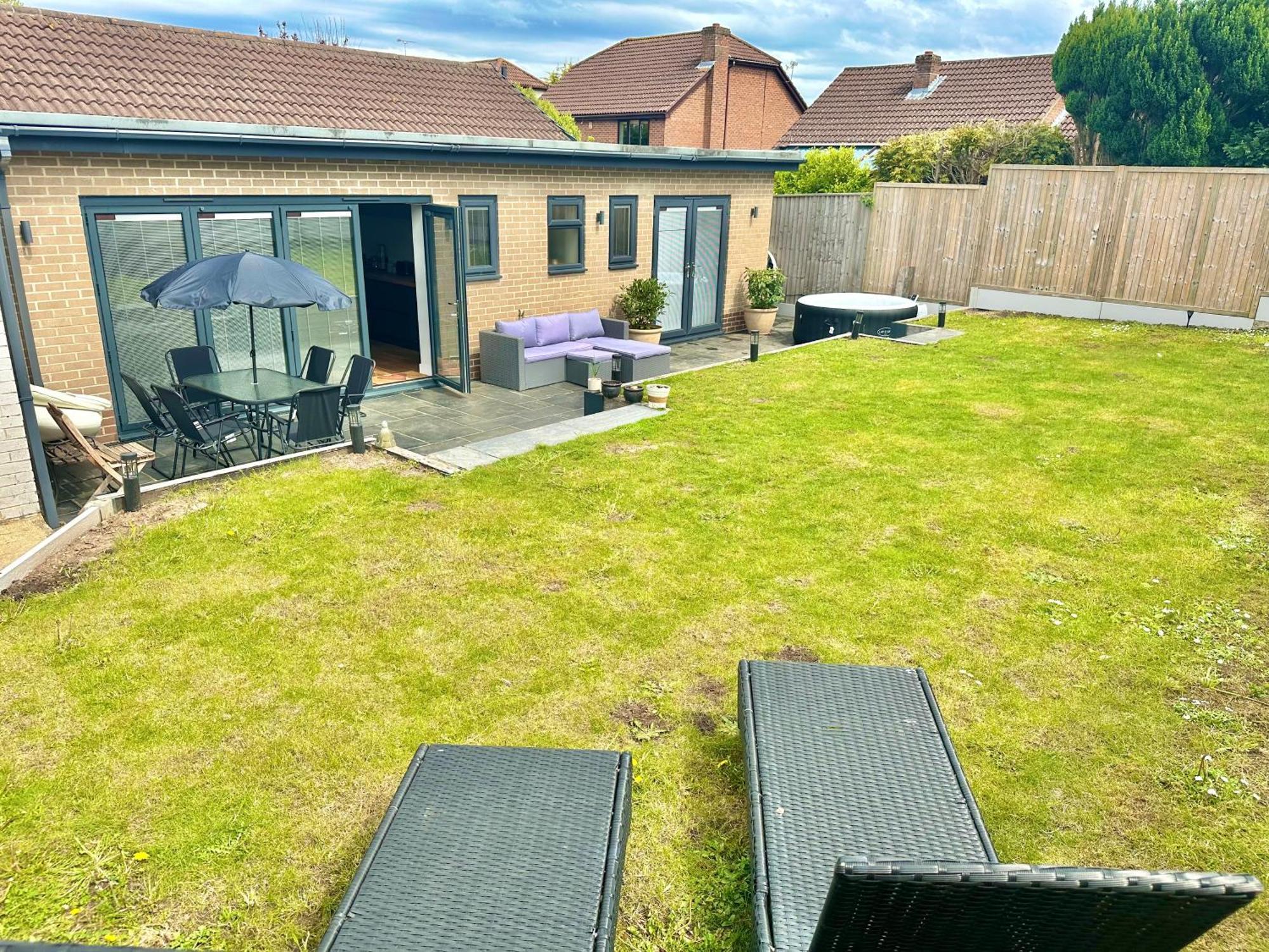 Holiday home Spacious Modern With Garden, Hot Tub, Gas Bbq And Sky Sports! *