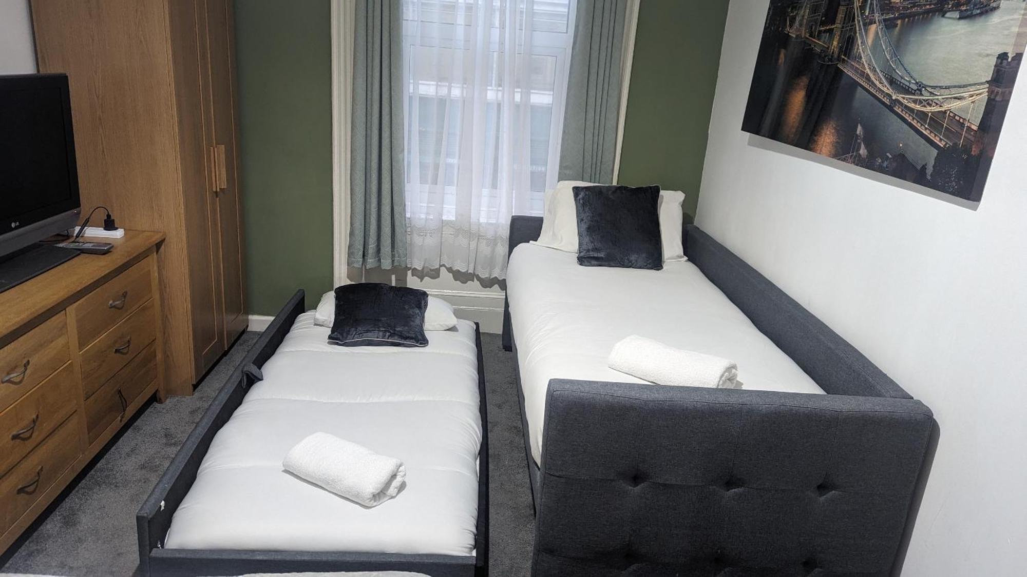 Homely In The Heart Of Town Centre - Sleeps 6 Apartment