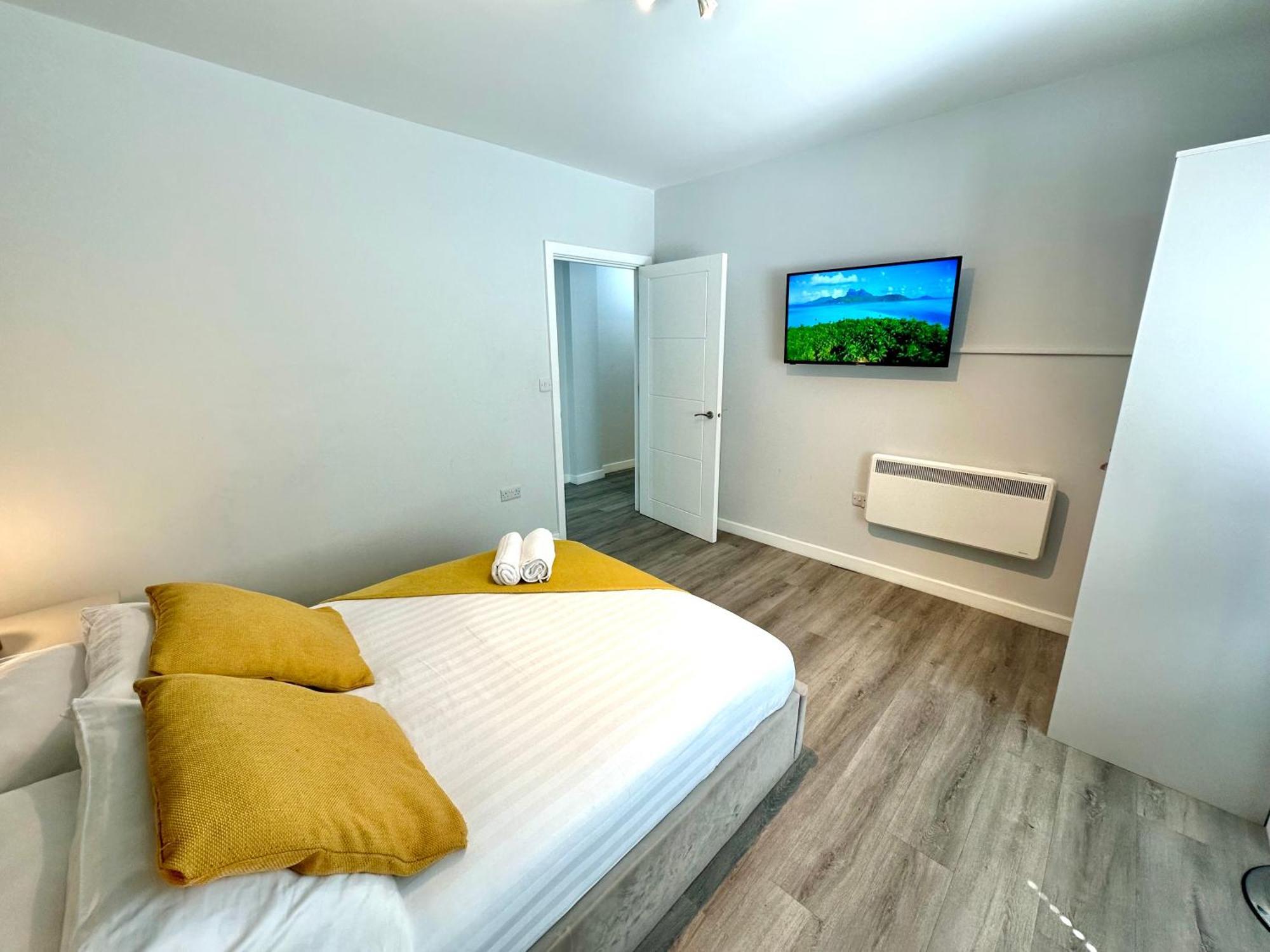 Spacious One Bedroom - With Parking And Wifi - Town Centre Location - Gated Access - Walk To Beach! * Bournemouth