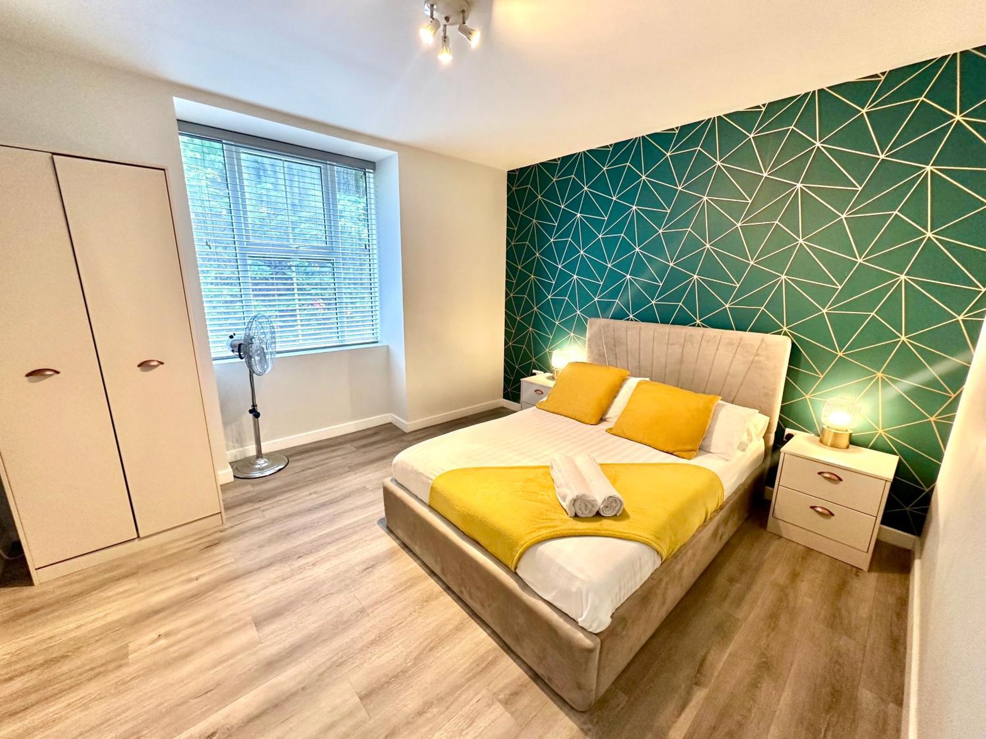 Spacious One Bedroom - With Parking And Wifi - Town Centre Location - Gated Access - Walk To Beach! Apartment Bournemouth