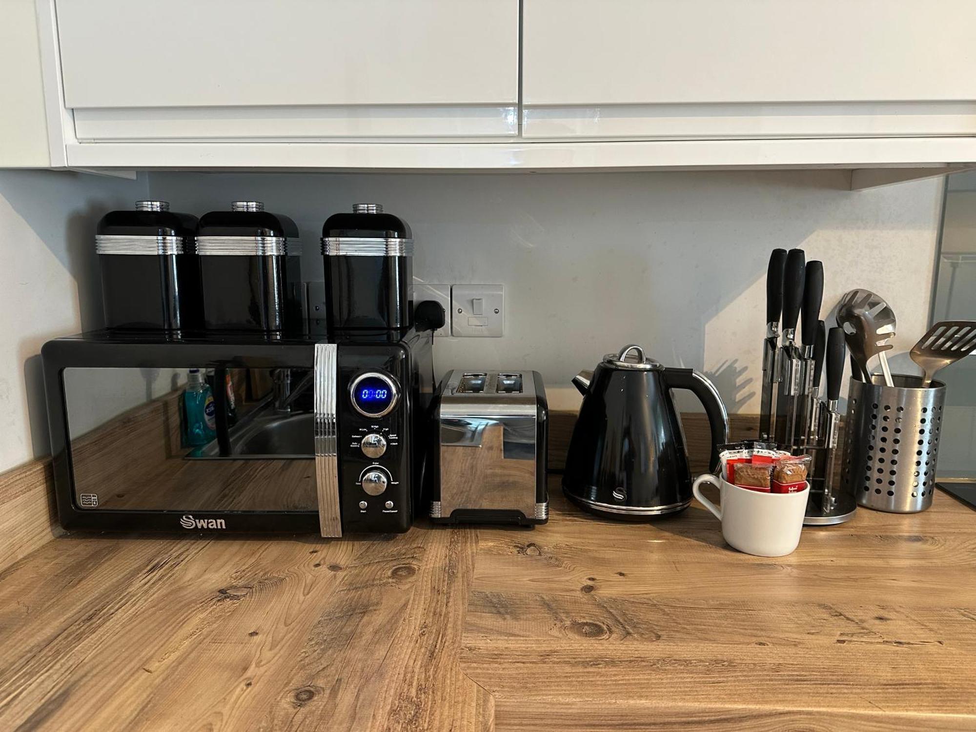 Apartment Spacious One Bedroom - With Parking And Wifi - Town Centre Location - Gated Access - Walk To Beach! *