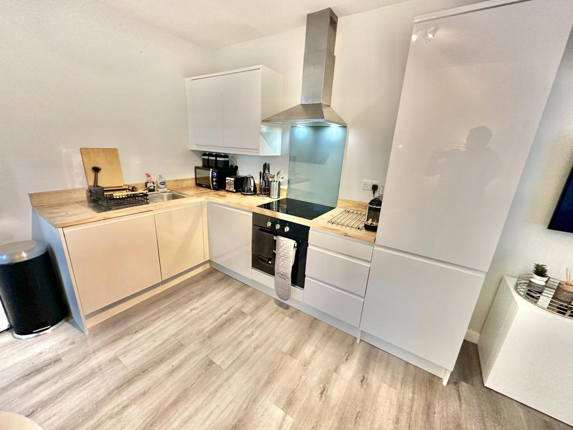 Spacious One Bedroom - With Parking And Wifi - Town Centre Location - Gated Access - Walk To Beach! Apartment Bournemouth
