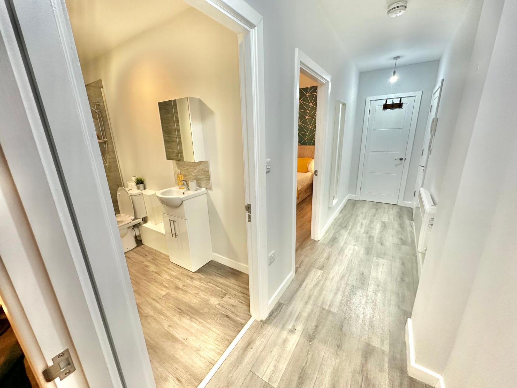 Spacious One Bedroom - With Parking And Wifi - Town Centre Location - Gated Access - Walk To Beach! Apartment *