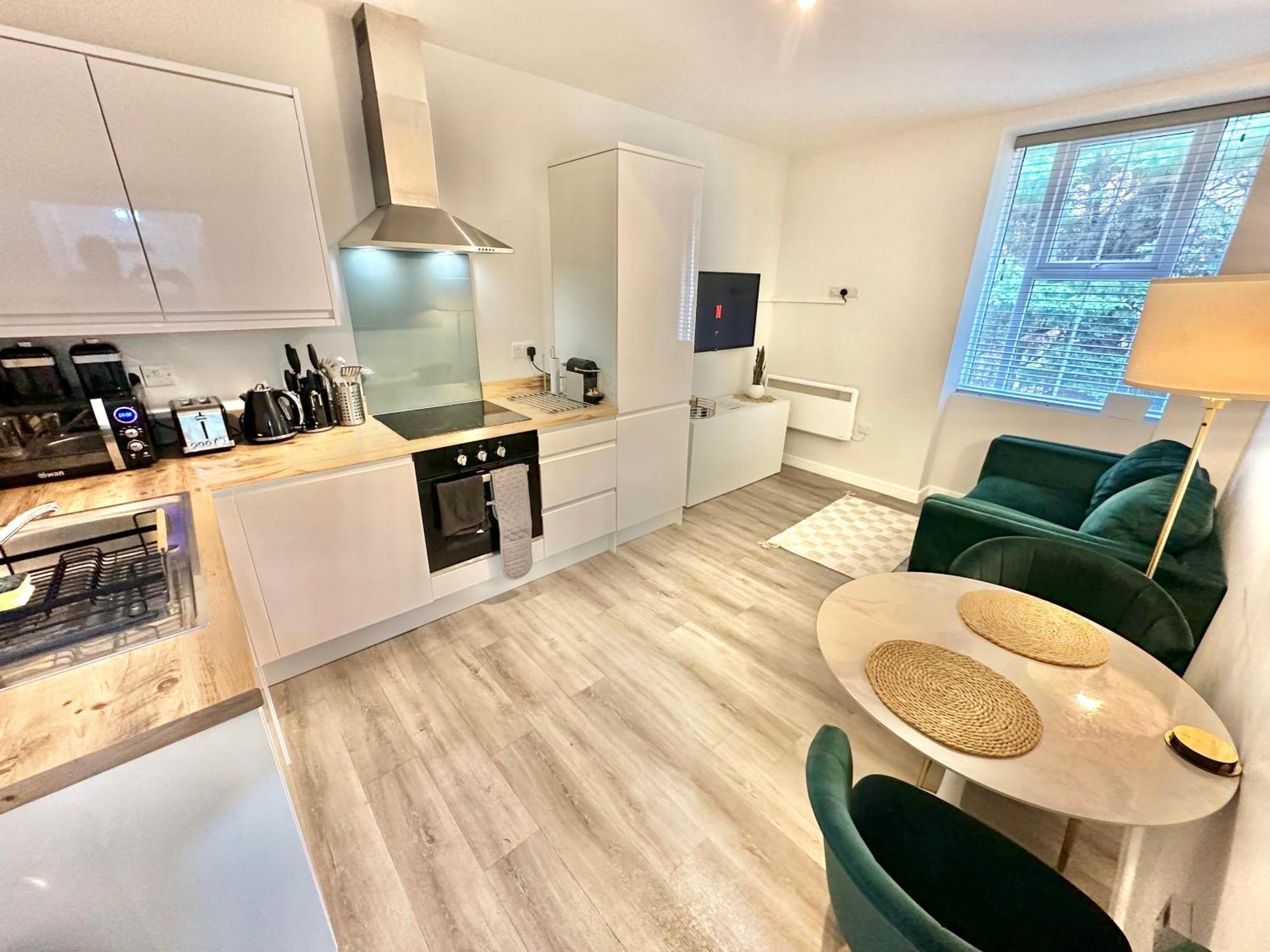 Spacious One Bedroom - With Parking And Wifi - Town Centre Location - Gated Access - Walk To Beach!