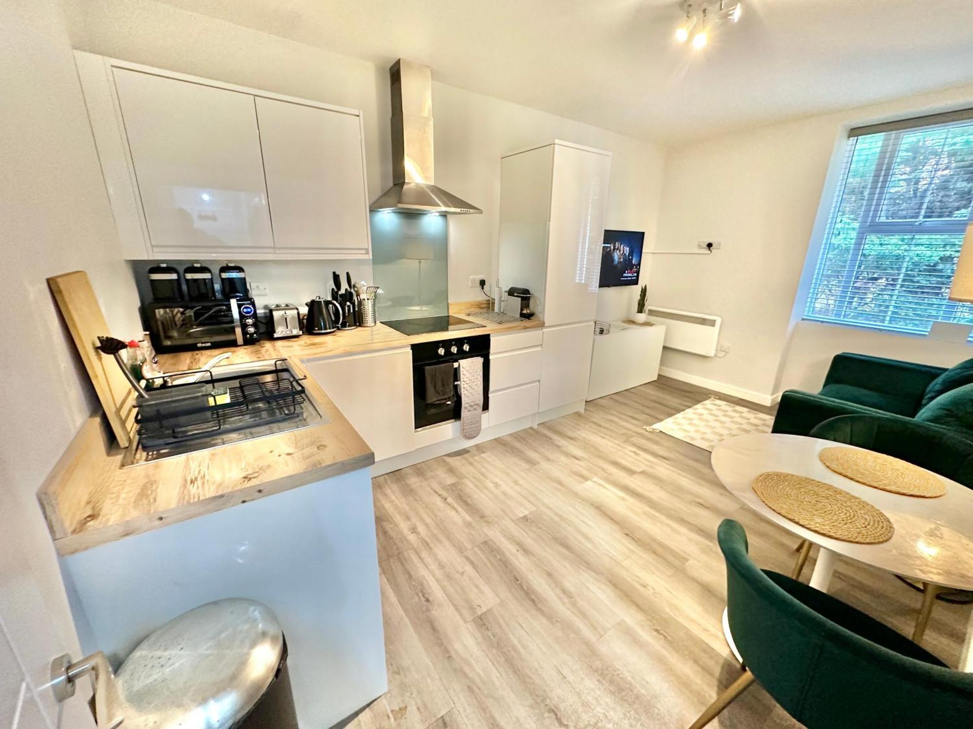 Spacious One Bedroom - With Parking And Wifi - Town Centre Location - Gated Access - Walk To Beach! Apartment