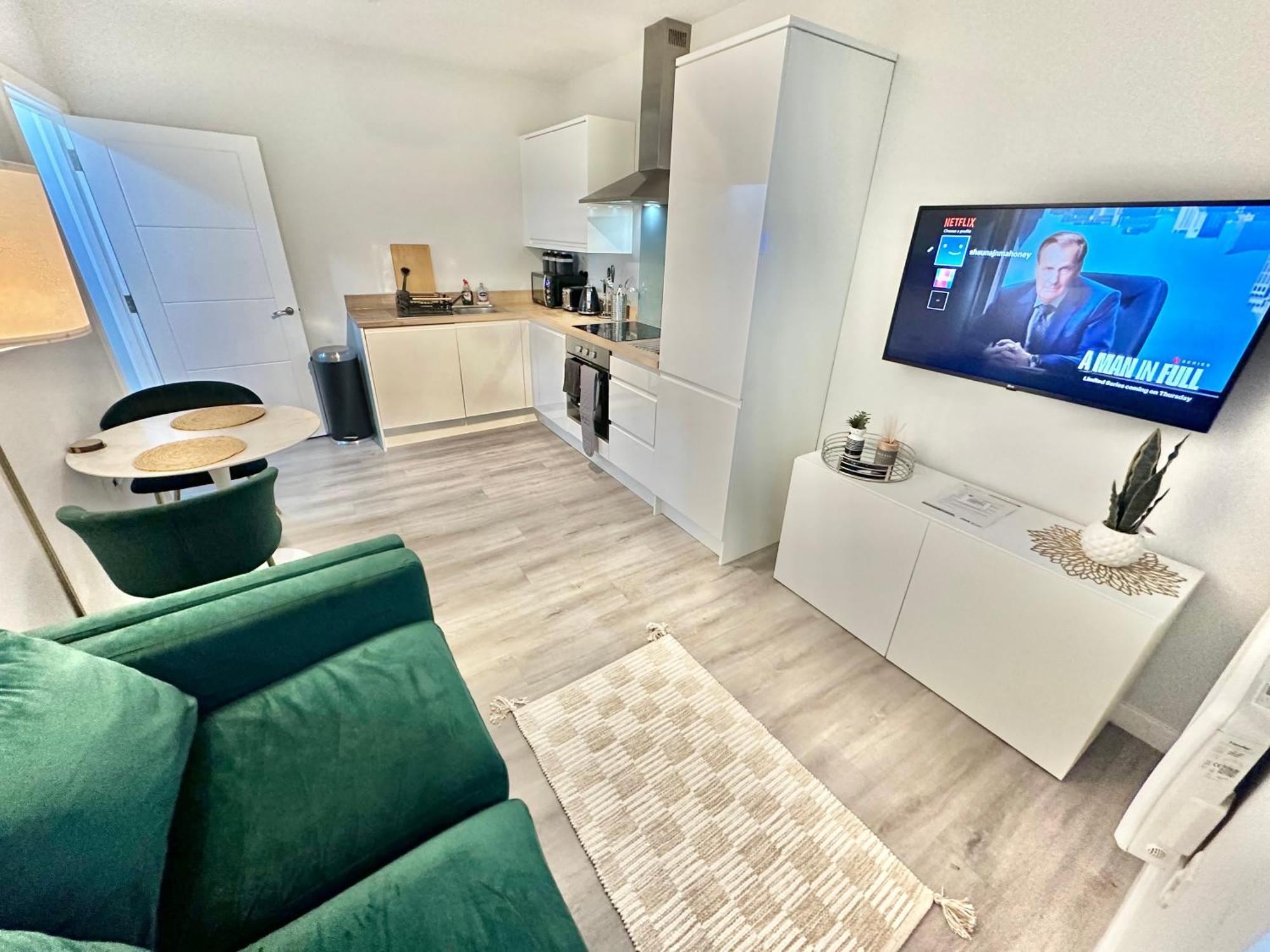 Spacious One Bedroom - With Parking And Wifi - Town Centre Location - Gated Access - Walk To Beach! Apartment *