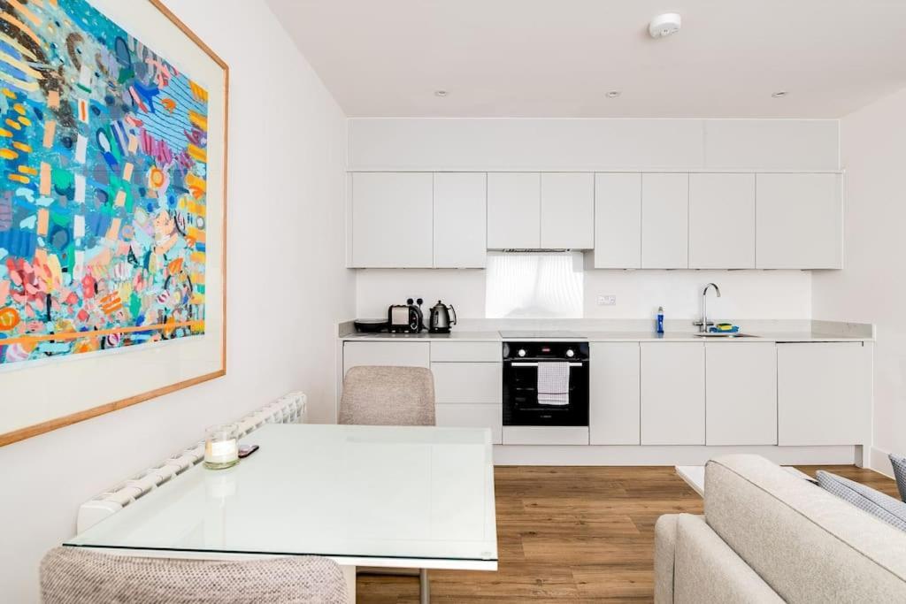 Town Ctr, Balcony, Free Parking Apartment *