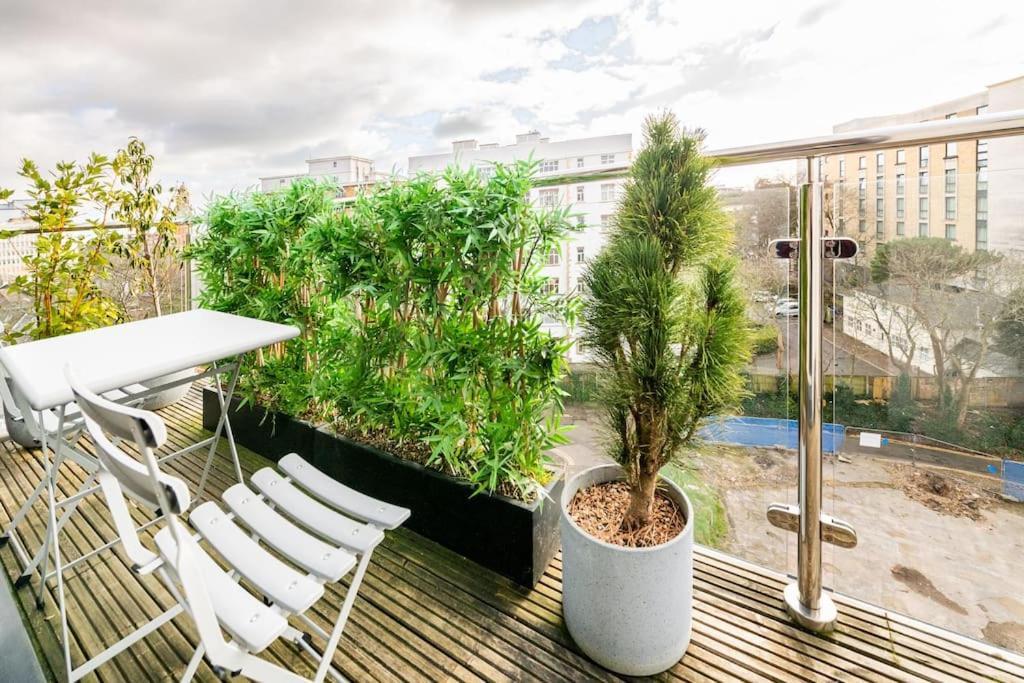 Town Ctr, Balcony, Free Parking Apartment *