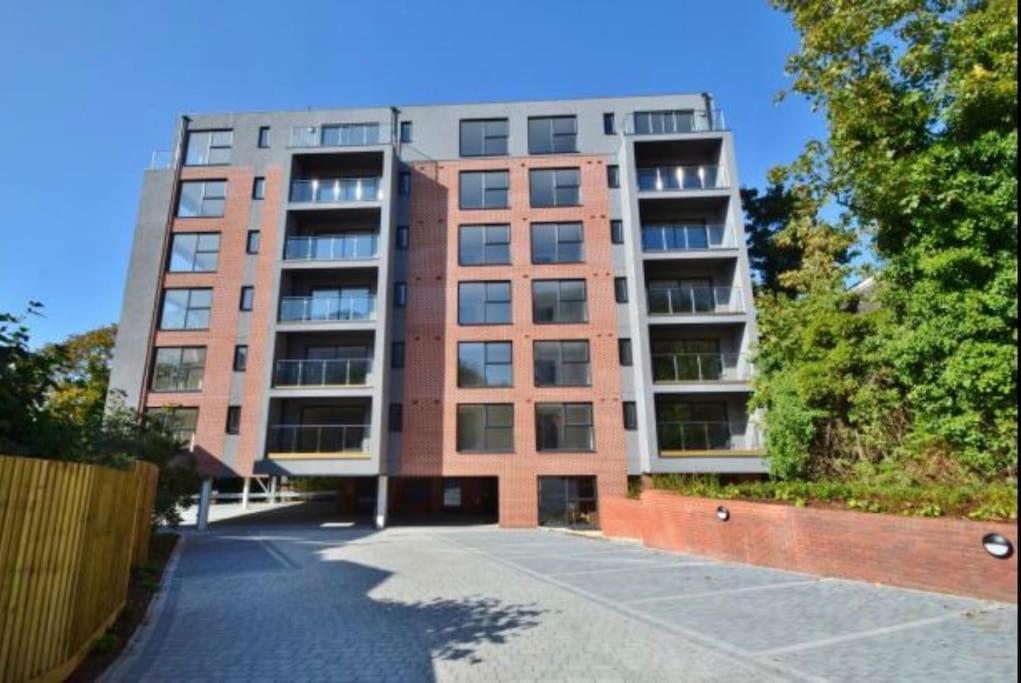 Town Ctr, Balcony, Free Parking Apartment *