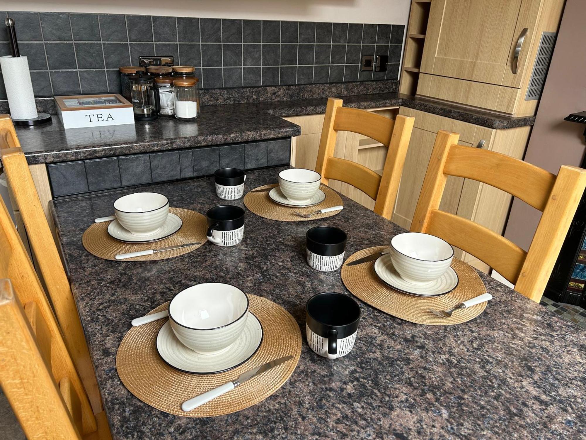 Apartment Seaside Rentals Bournemouth - 2Br, Upto 6Ppl, Beach 3 Min Walk, Dogs Ok, Wifi, Park 2 Cars *