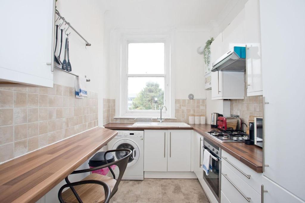 Town Centre Large 2 Bedroom - - Parking Apartment Bournemouth