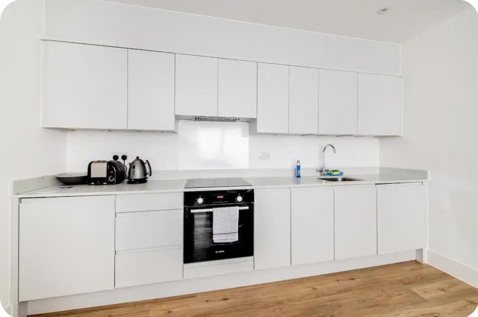 Town Ctr, Balcony, Free Parking Apartment *