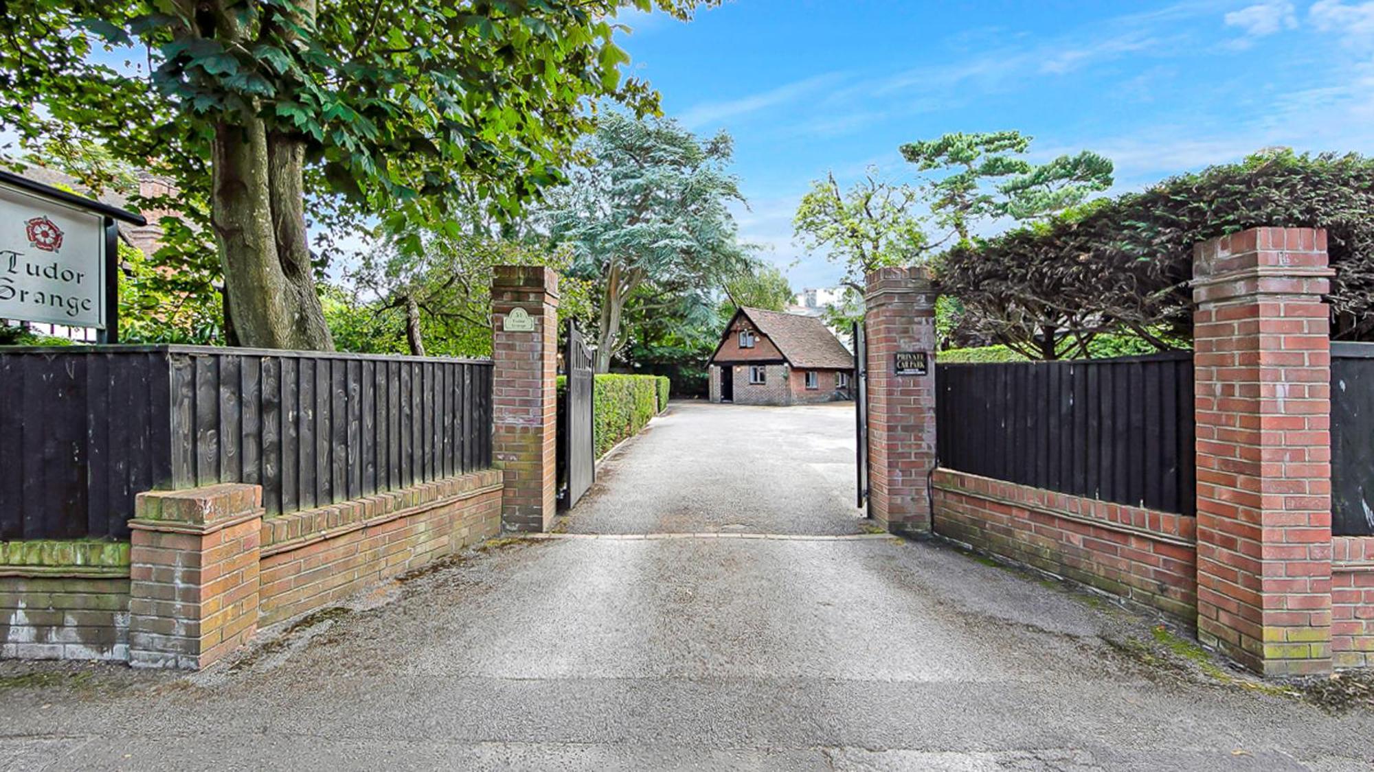 Holiday home Tudor Grange *