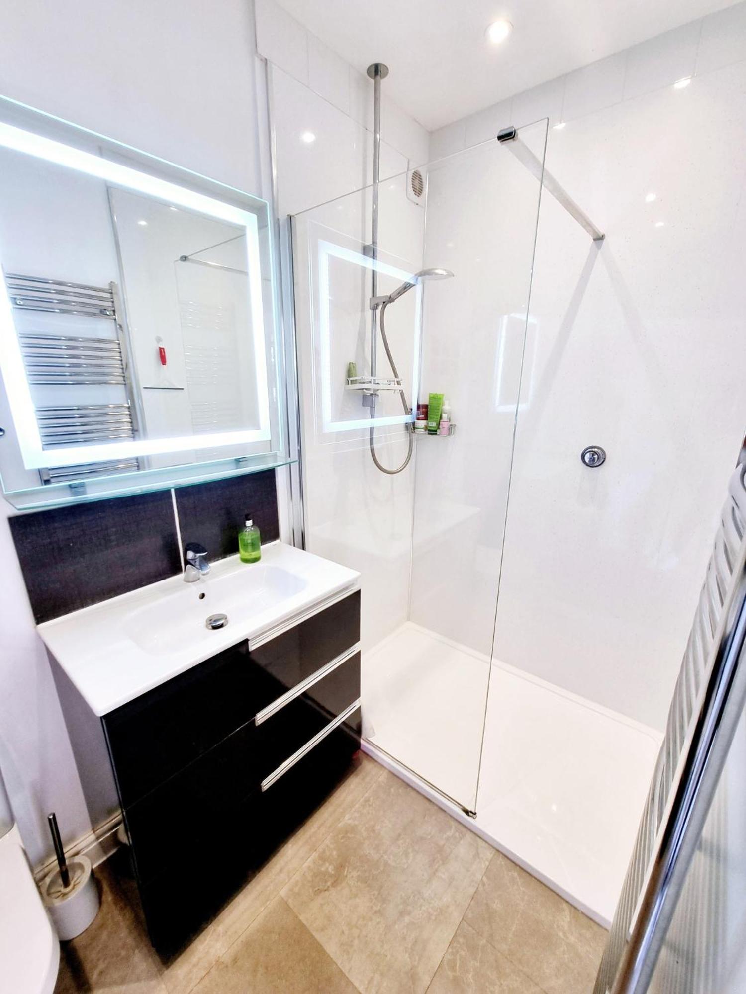 Cosy Family Haven: Spacious 3-bedroom Retreat In Christchurch *