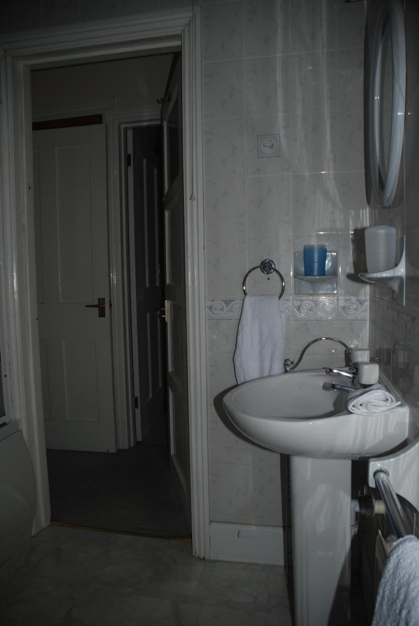 Discoveries House Guest house *