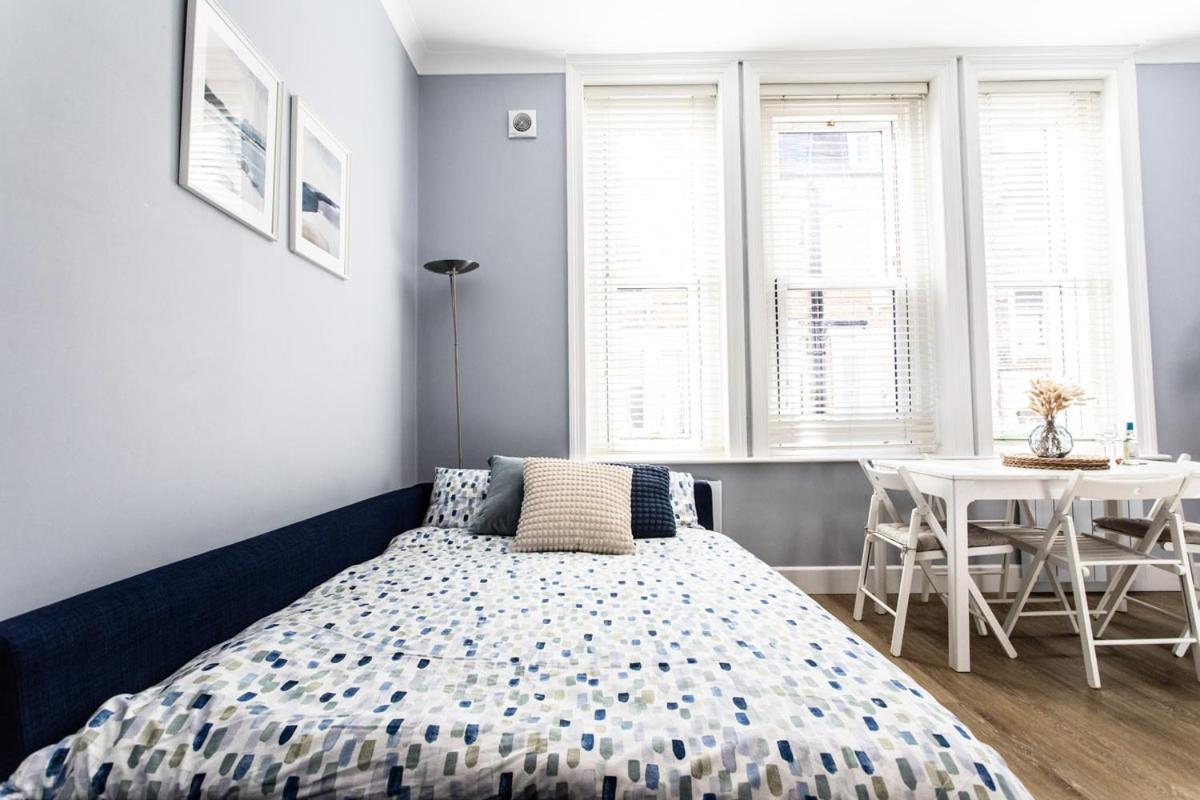 Apartment Verulum - By Coastline Retreats - Beautifully Designed Luxury Town Centre - 5 Minute Walk To The - Parking Included