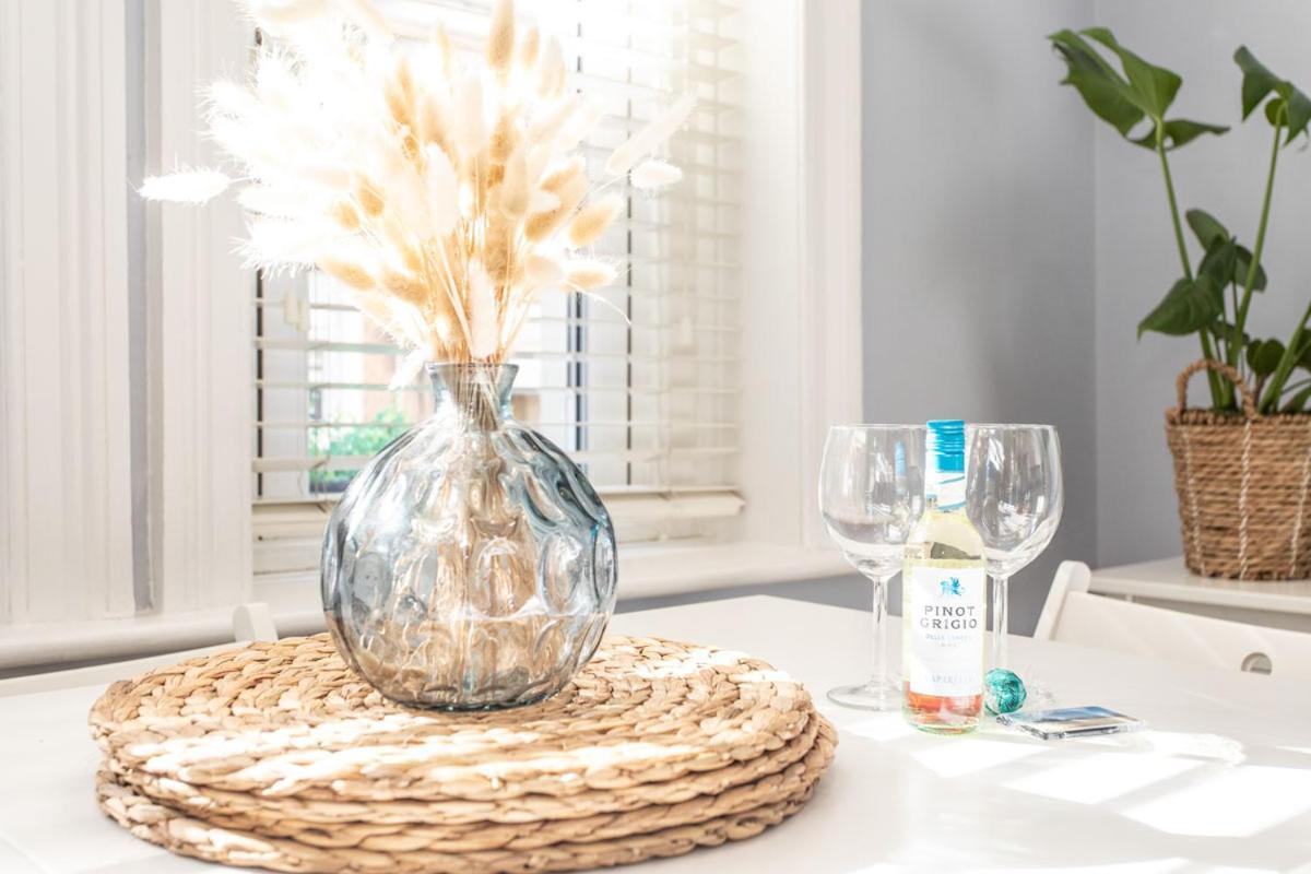 Verulum - By Coastline Retreats - Beautifully Designed Luxury Town Centre - 5 Minute Walk To The - Parking Included *