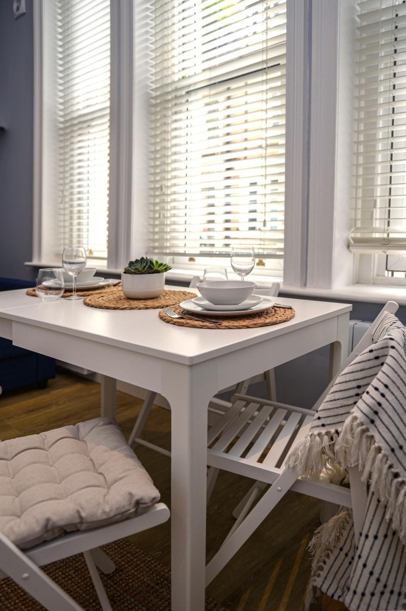 Apartment Verulum - By Coastline Retreats - Beautifully Designed Luxury Town Centre - 5 Minute Walk To The - Parking Included