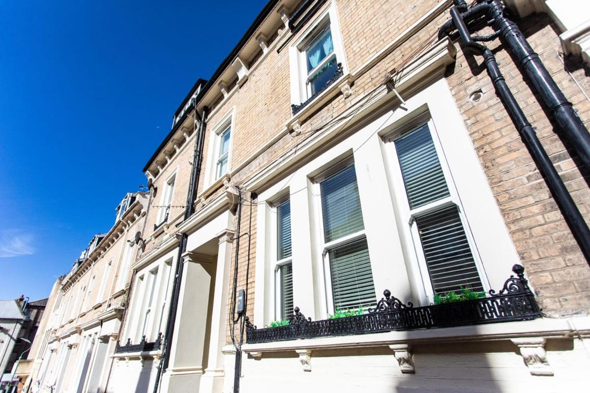 Verulum - By Coastline Retreats - Beautifully Designed Luxury Town Centre - 5 Minute Walk To The - Parking Included Apartment *