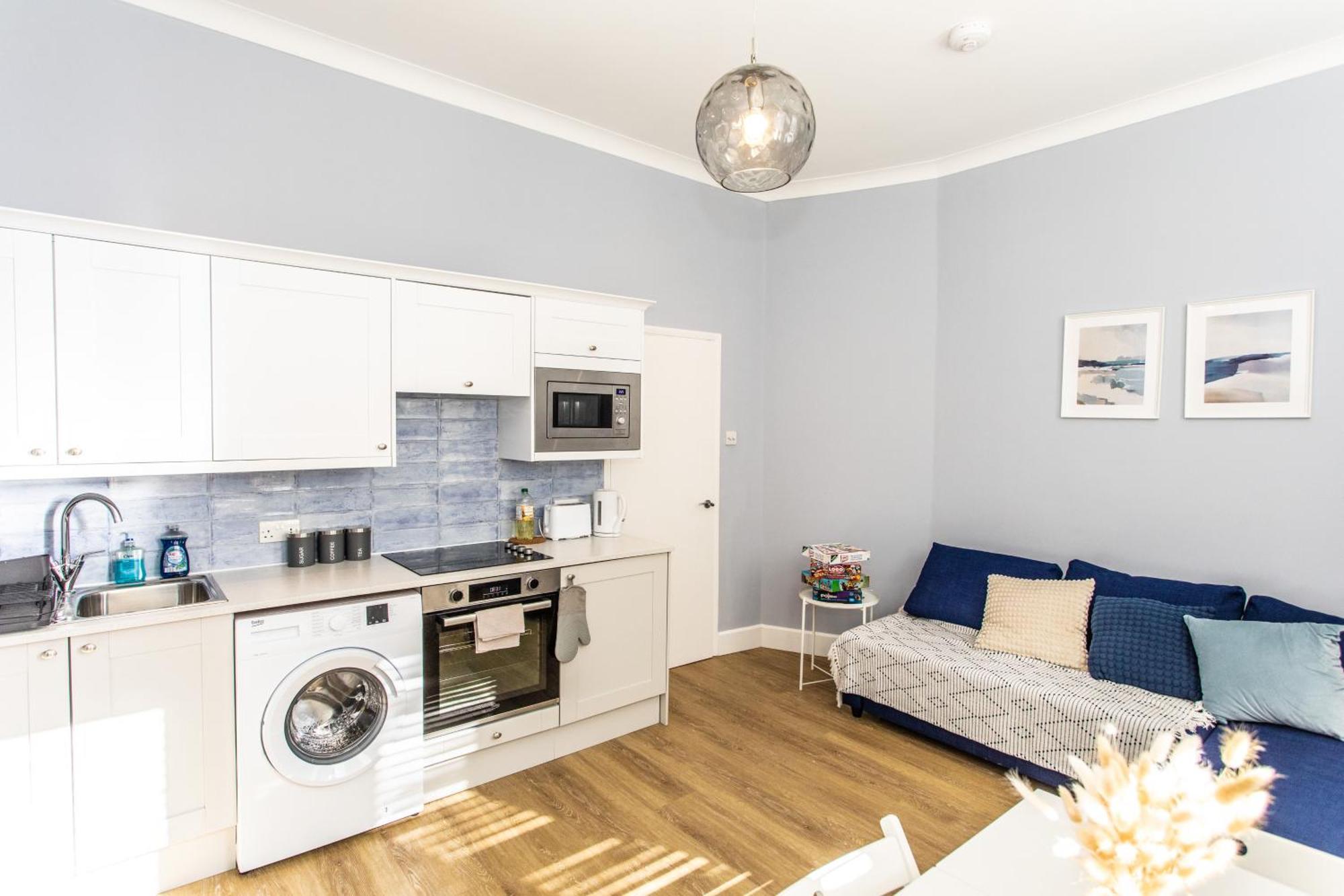 Verulum - By Coastline Retreats - Beautifully Designed Luxury Town Centre - 5 Minute Walk To The - Parking Included Apartment *