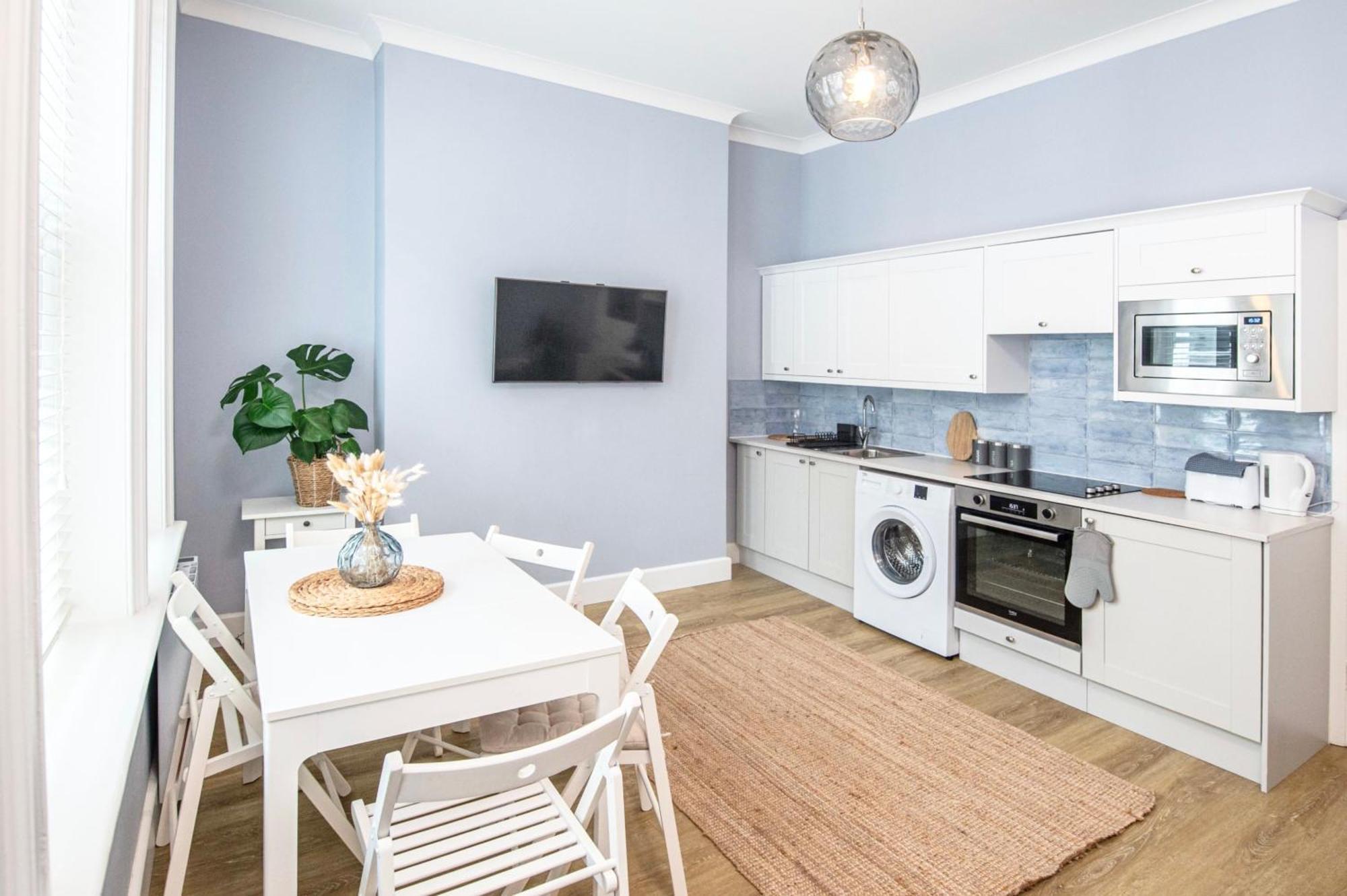Apartment Verulum - By Coastline Retreats - Beautifully Designed Luxury Town Centre - 5 Minute Walk To The - Parking Included *