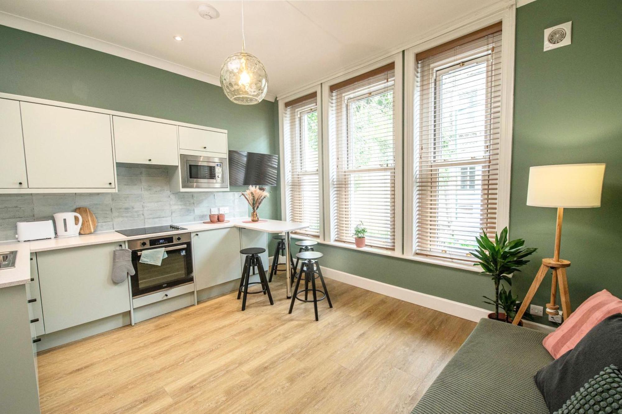 Apartment Verulum - By Coastline Retreats - Beautifully Designed Luxury Town Centre - 5 Minute Walk To The - Parking Included