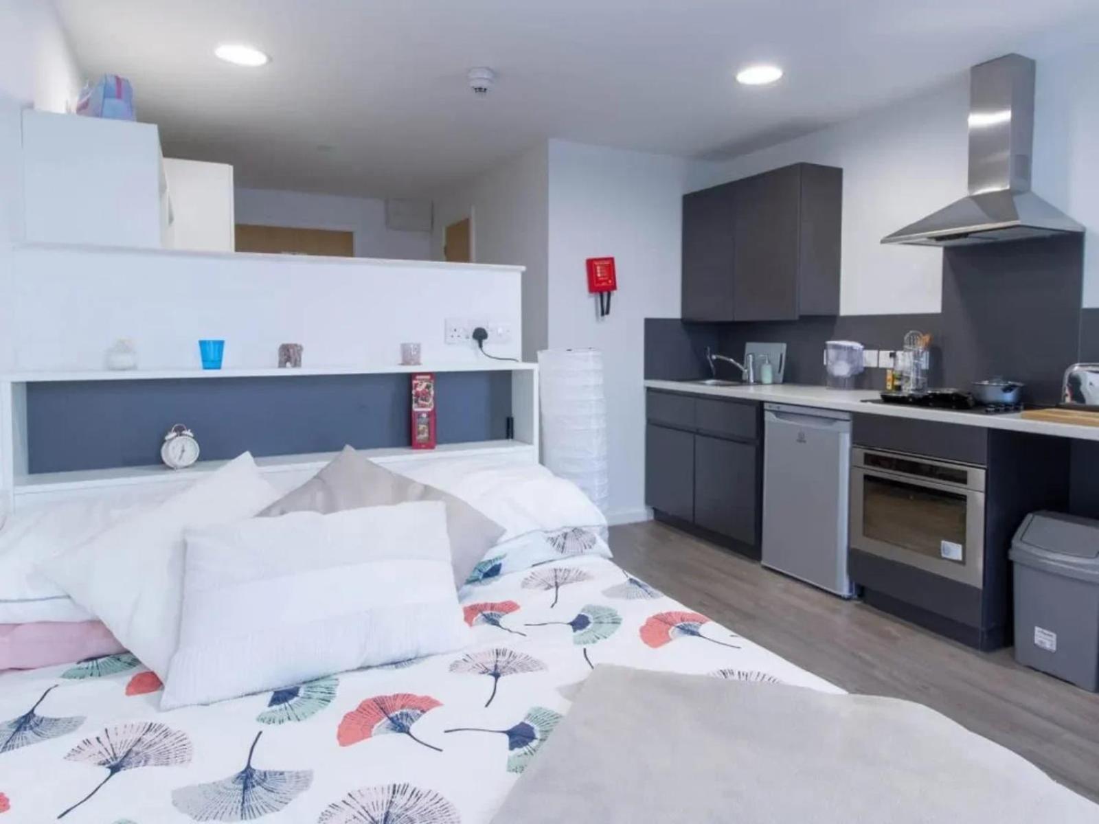 Stunning Private Ensuites At Oxford Point In Close To The Apartment *