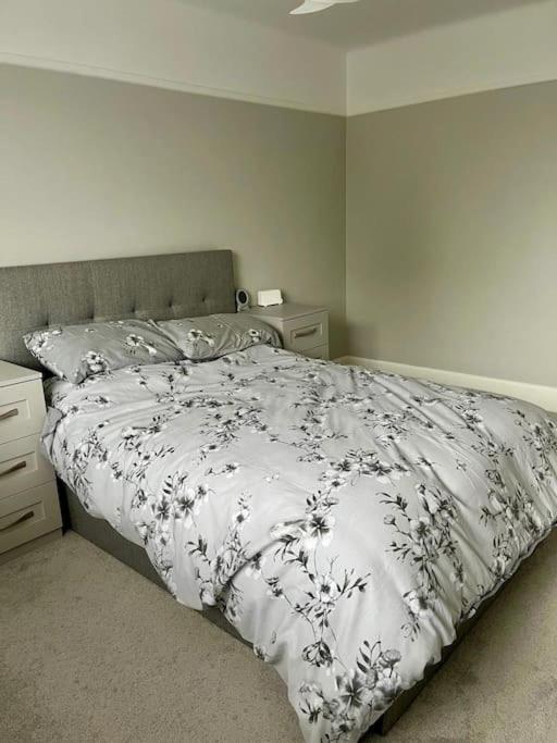 Charming 3-bedroom House With Private Garden Holiday home