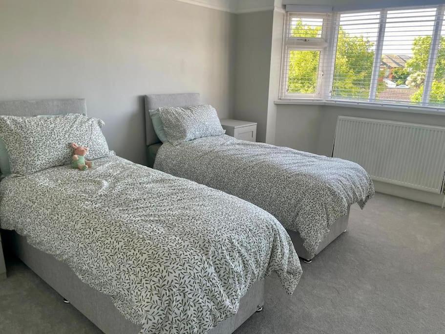 Holiday home Charming 3-bedroom House With Private Garden *