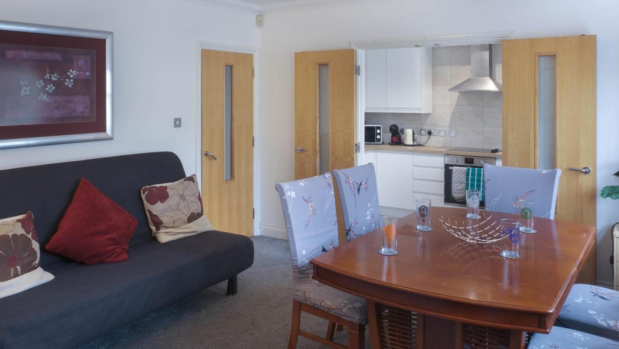 Beachside Retreat 3 Bedroom 3 Bathroom Seaside With Parking Apartment Bournemouth