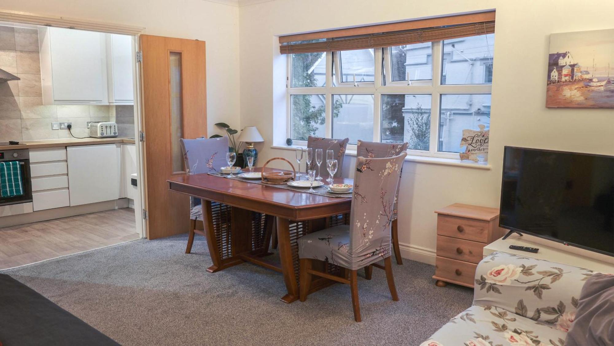 Beachside Retreat 3 Bedroom 3 Bathroom Seaside With Parking Apartment *