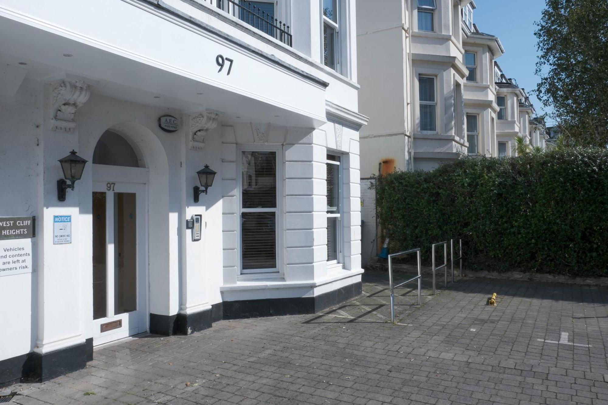 Beachside Retreat 3 Bedroom 3 Bathroom Seaside With Parking Bournemouth