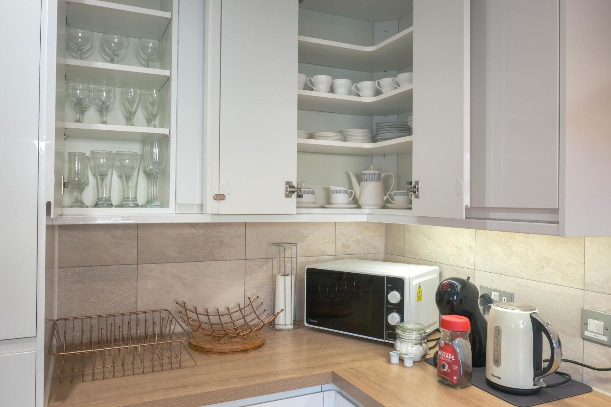Beachside Retreat 3 Bedroom 3 Bathroom Seaside With Parking Apartment Bournemouth