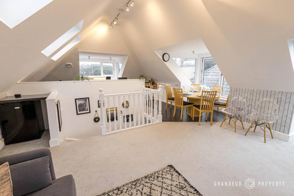 Azure House By Grandeur *