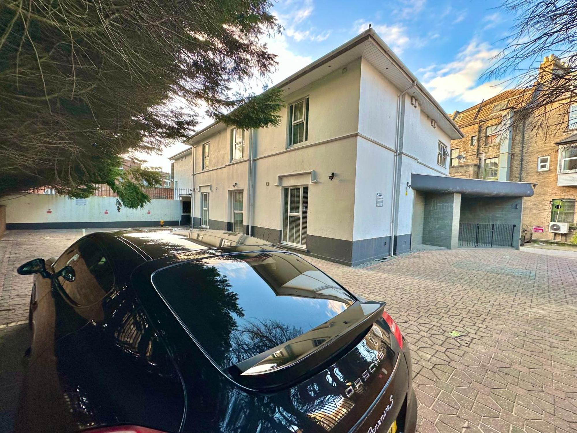 Two Bedroom - Heart Of - Free Parking - Sleeps 6 - Close To Town And Apartment