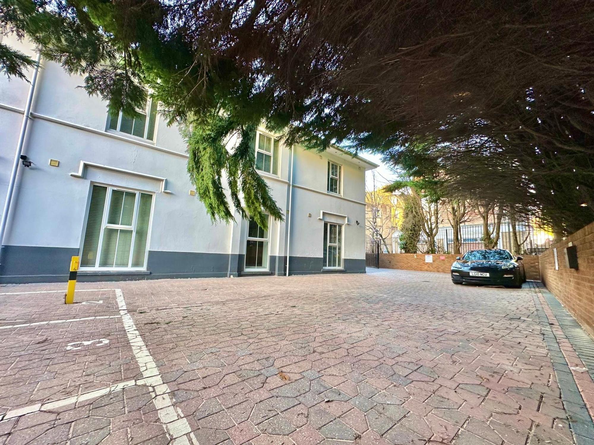 Two Bedroom - Heart Of - Free Parking - Sleeps 6 - Close To Town And Apartment *