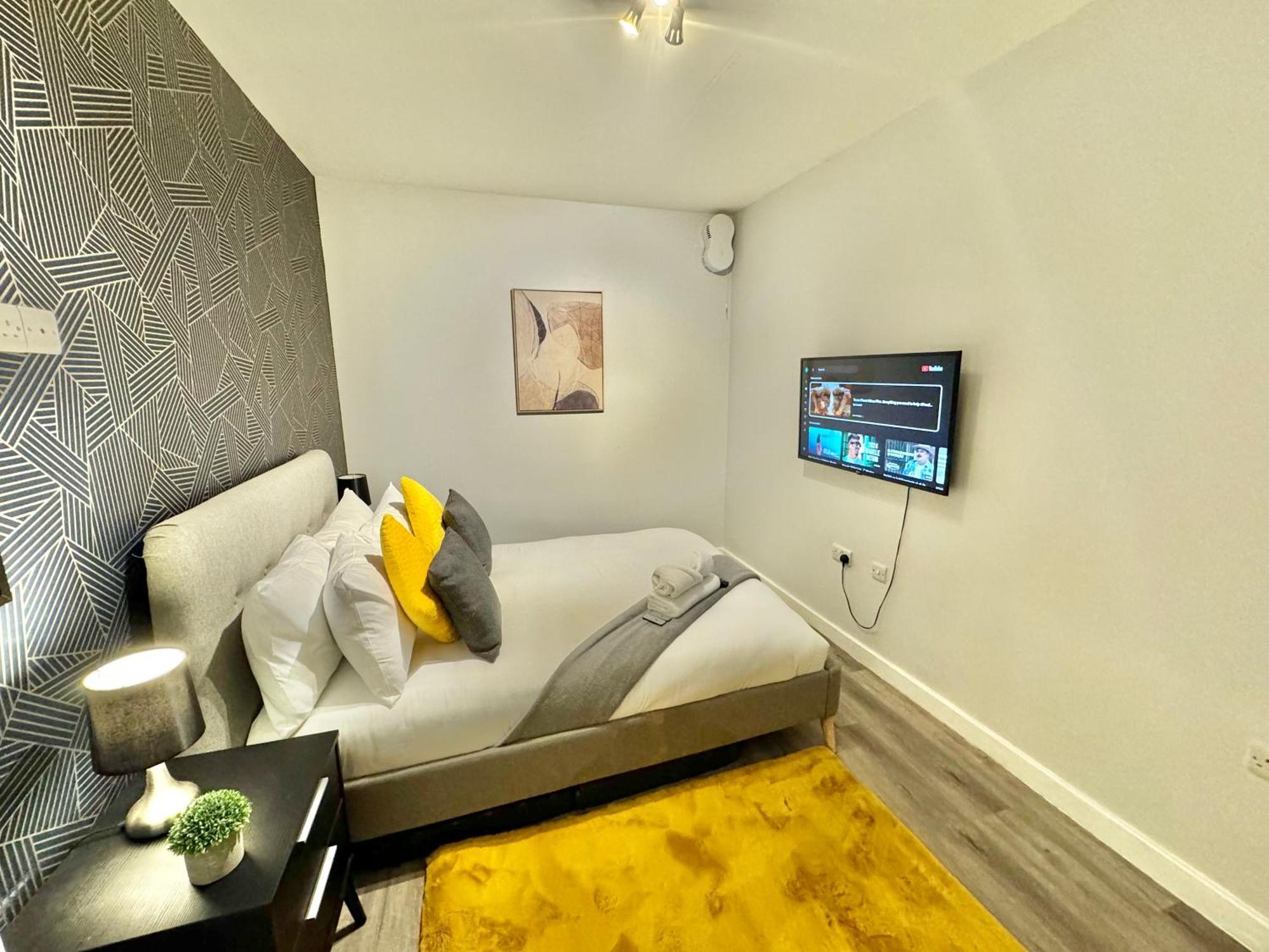 Two Bedroom - Heart Of - Free Parking - Sleeps 6 - Close To Town And *