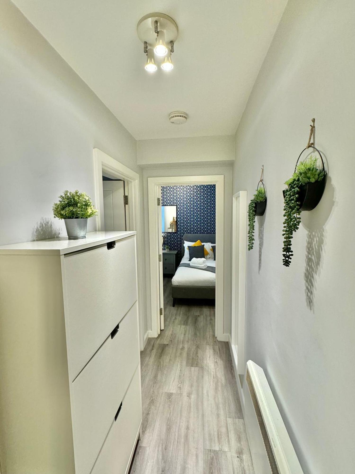 Apartment Two Bedroom - Heart Of - Free Parking - Sleeps 6 - Close To Town And