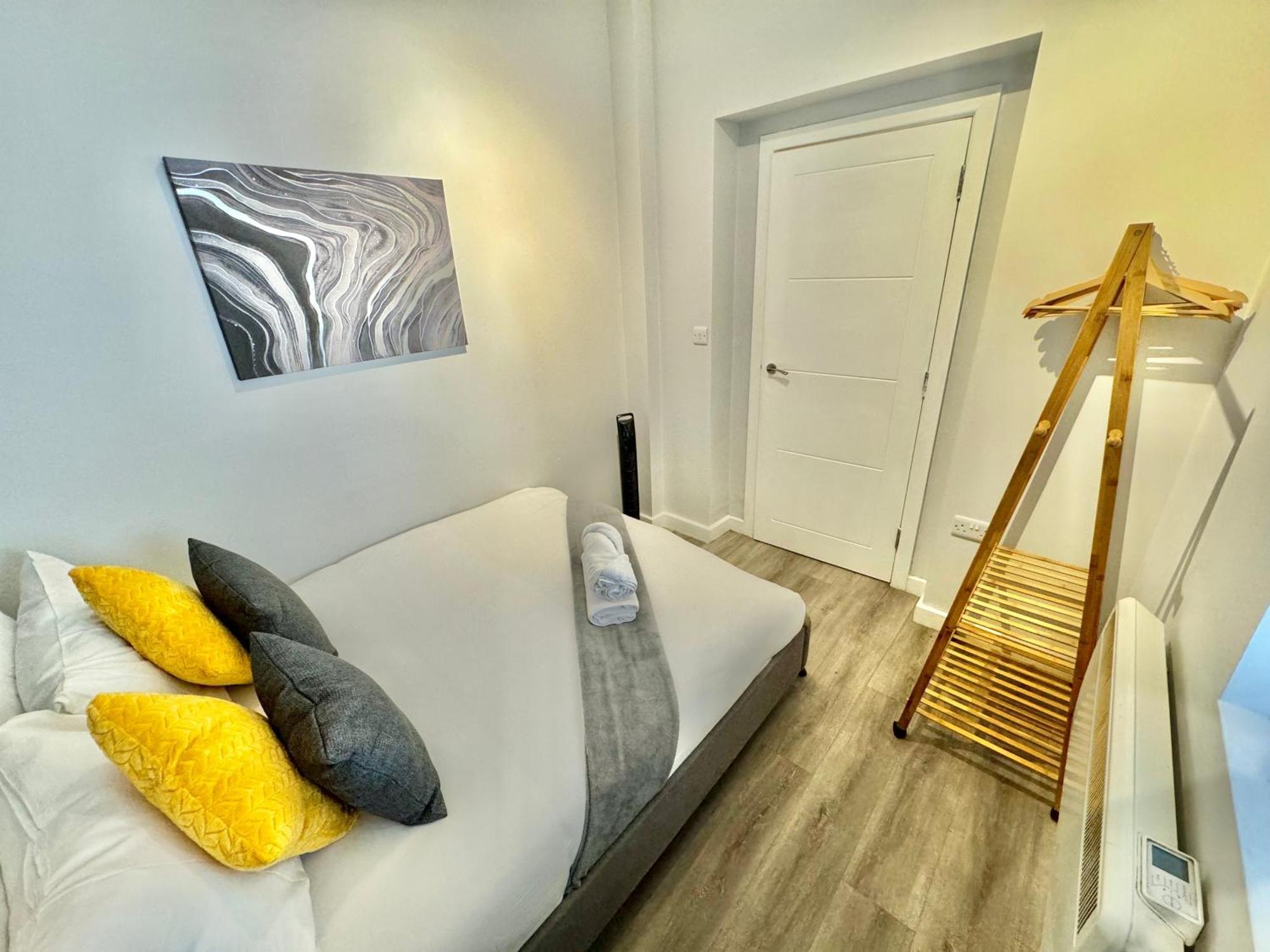 Two Bedroom - Heart Of - Free Parking - Sleeps 6 - Close To Town And Apartment *