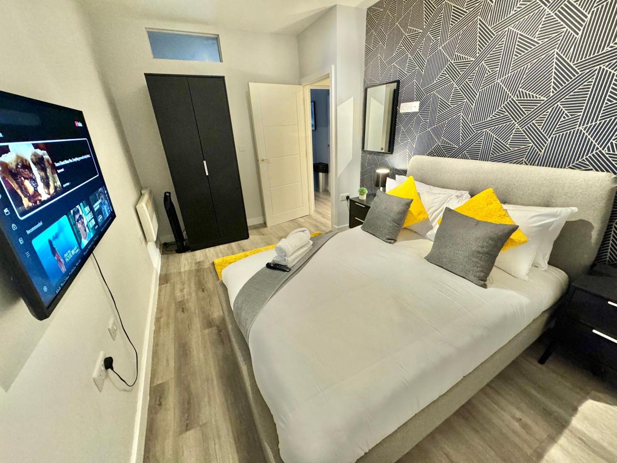 Apartment Two Bedroom - Heart Of - Free Parking - Sleeps 6 - Close To Town And