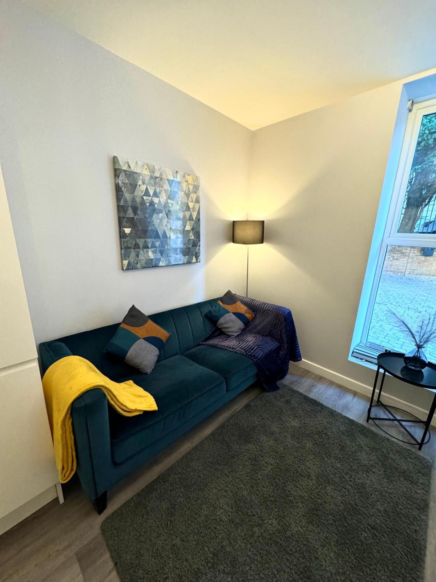 Apartment Two Bedroom - Heart Of - Free Parking - Sleeps 6 - Close To Town And Bournemouth