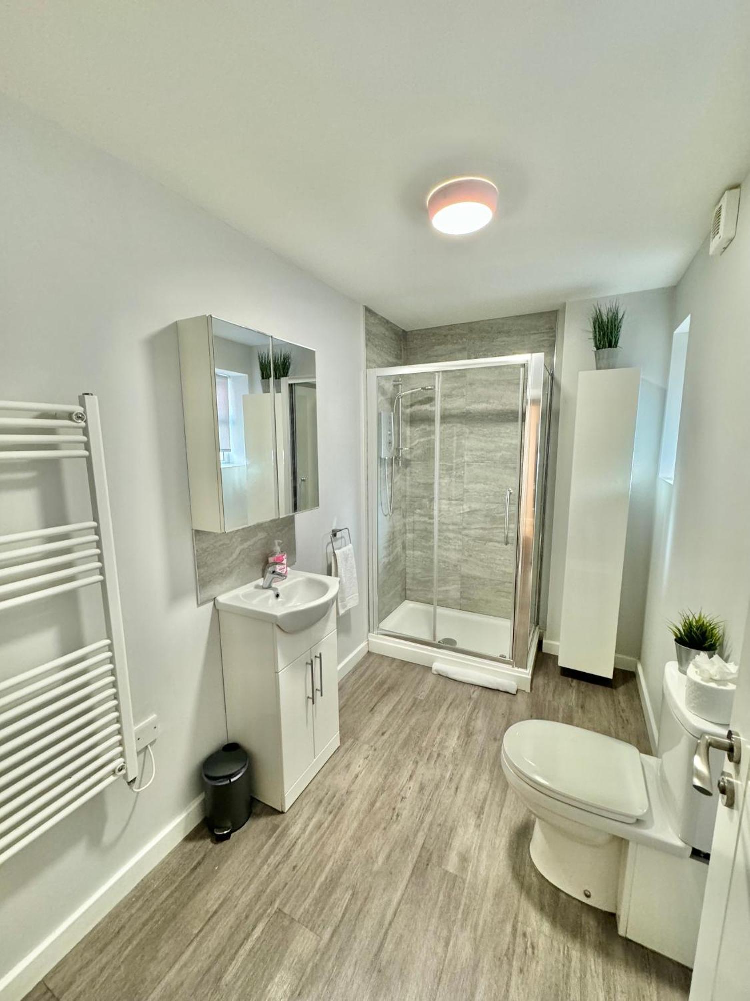 Two Bedroom - Heart Of - Free Parking - Sleeps 6 - Close To Town And