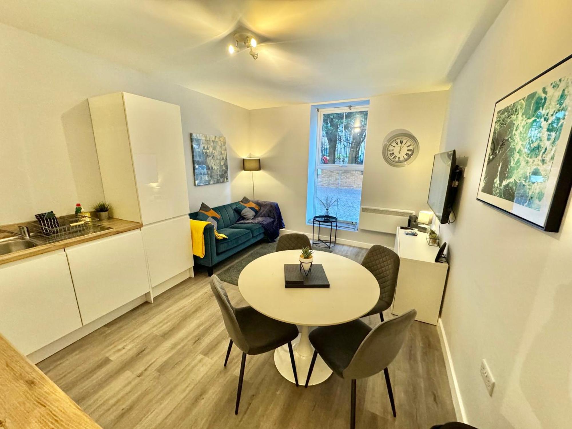 Two Bedroom - Heart Of - Free Parking - Sleeps 6 - Close To Town And Apartment