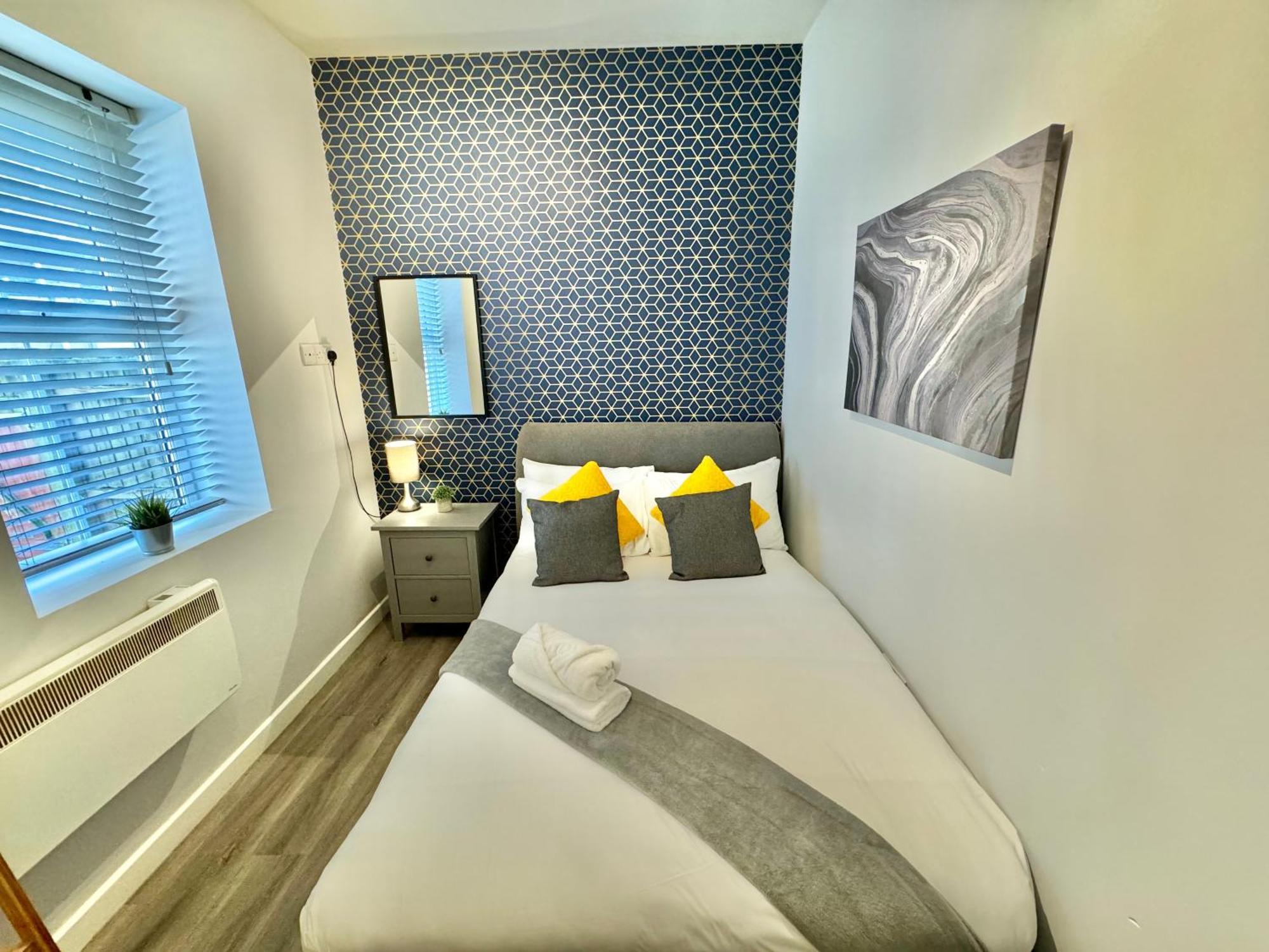 Apartment Two Bedroom - Heart Of - Free Parking - Sleeps 6 - Close To Town And *