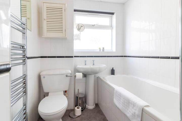 Amazing Sea View 2 Bedroom Sleeps 6 - Free Parking Apartment