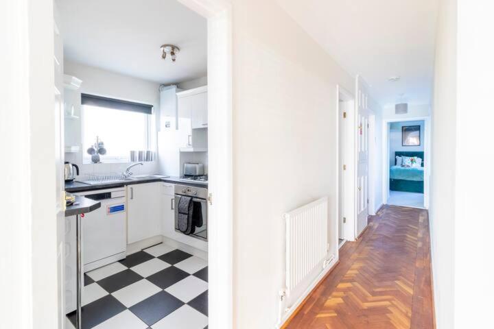Amazing Sea View 2 Bedroom Sleeps 6 - Free Parking *