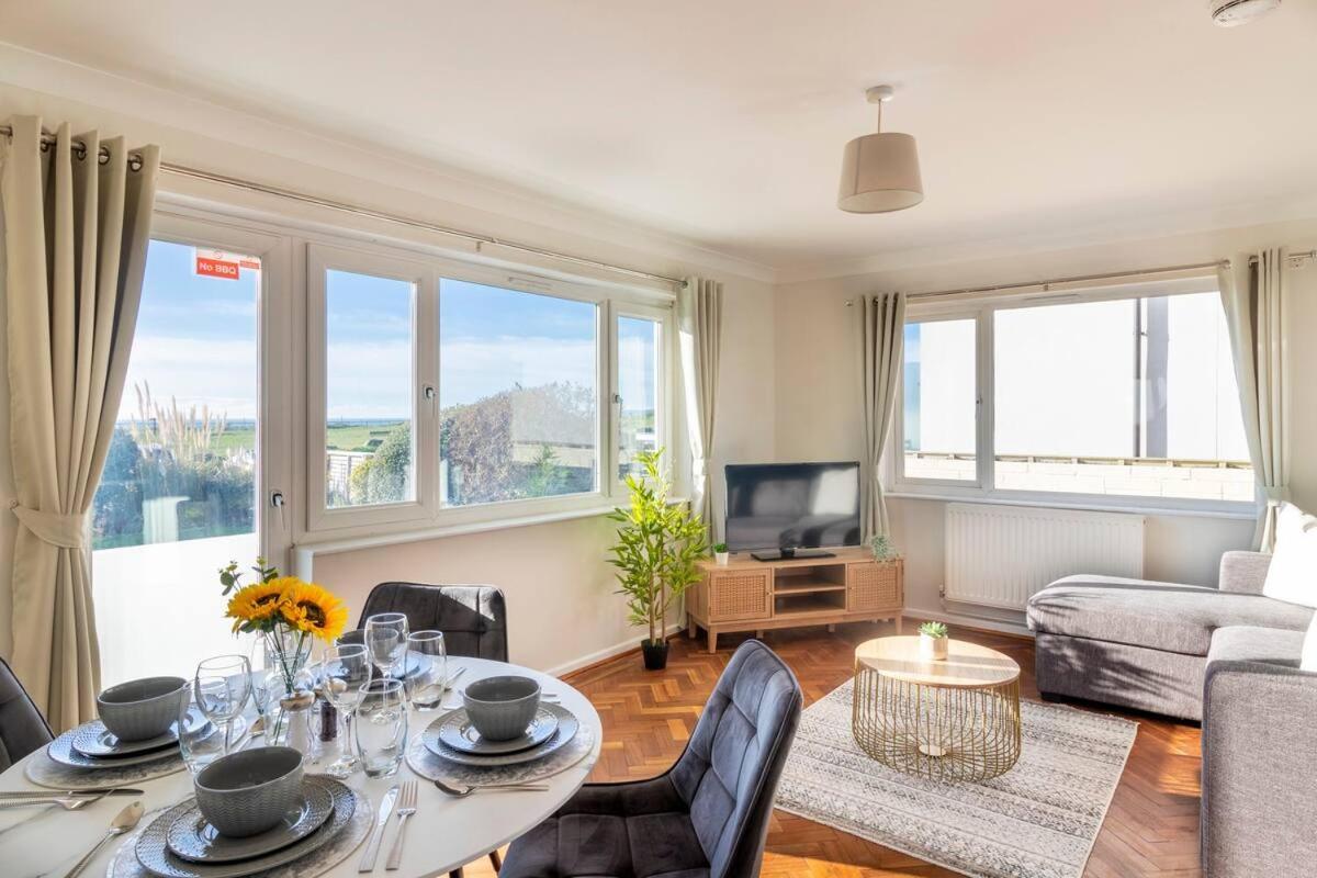 Amazing Sea View 2 Bedroom Sleeps 6 - Free Parking