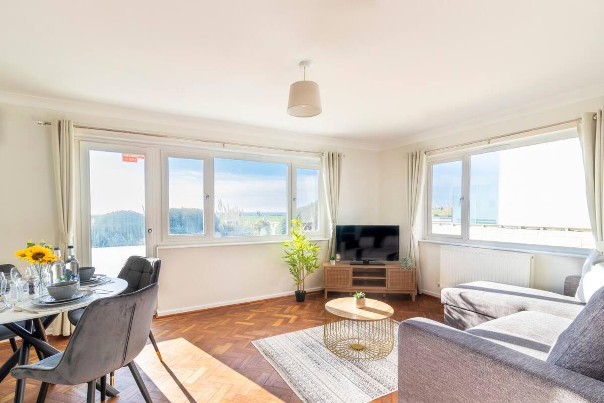 Amazing Sea View 2 Bedroom Sleeps 6 - Free Parking Apartment